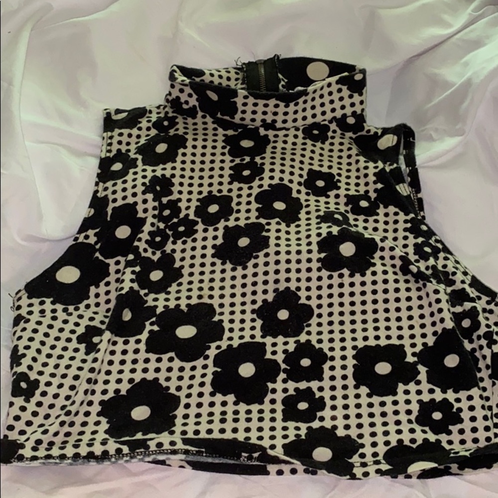 CUTE CROP TOP WITH FLOWERS